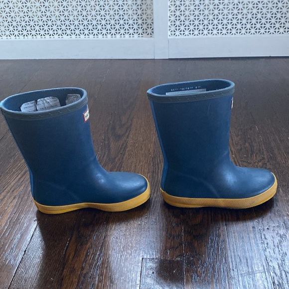 Hunter Kids First Classic Boot 9 Toddler blue with yellow soles - Picture 3 of 9